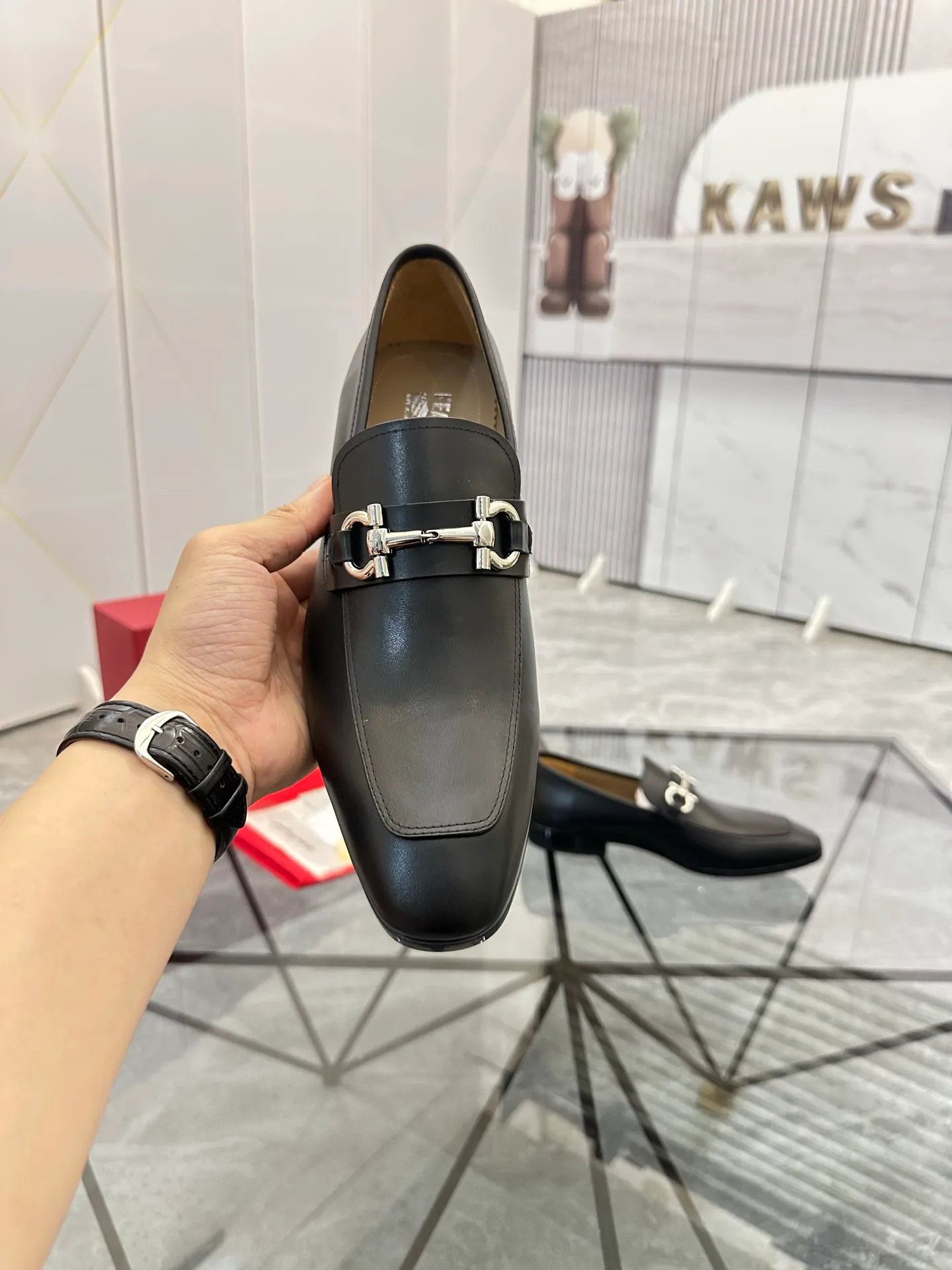 Men's shoes: 💰P640¥ High-end quality Product trademark: Ferragamo* "Ferragamo*" leather shoes Regular size: 38-44 (can be customized to 45.46.) Product materials: imported first-layer cowhide leather upper, cowhide lining, original outsole. Number: 688